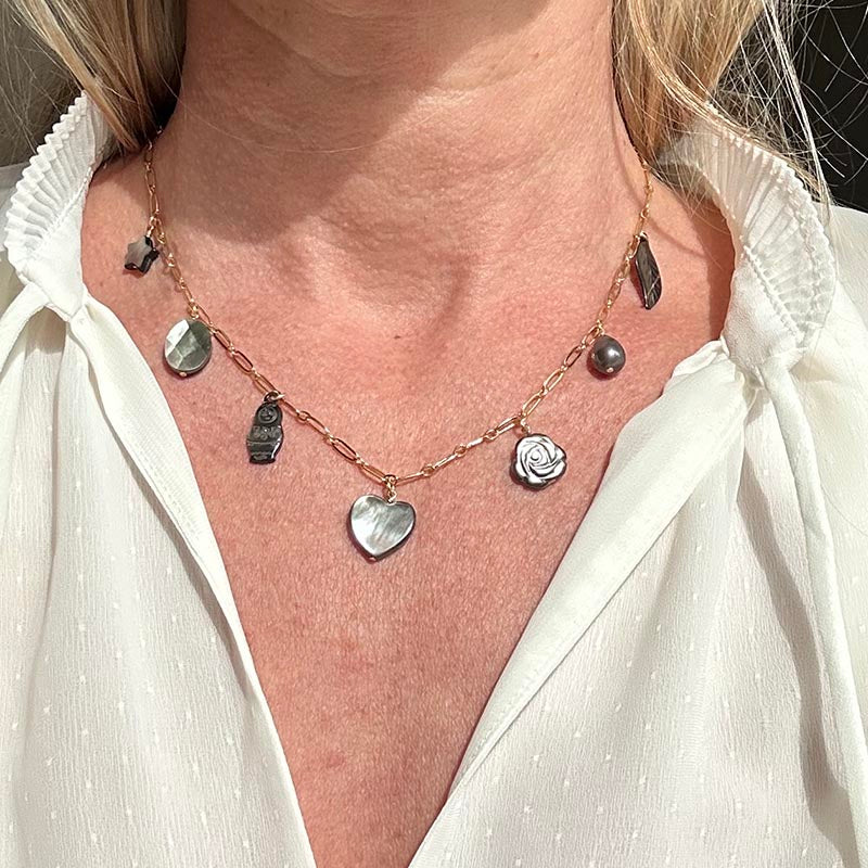 Collier chaine plaqué or 7 pendentifs en nacre grise