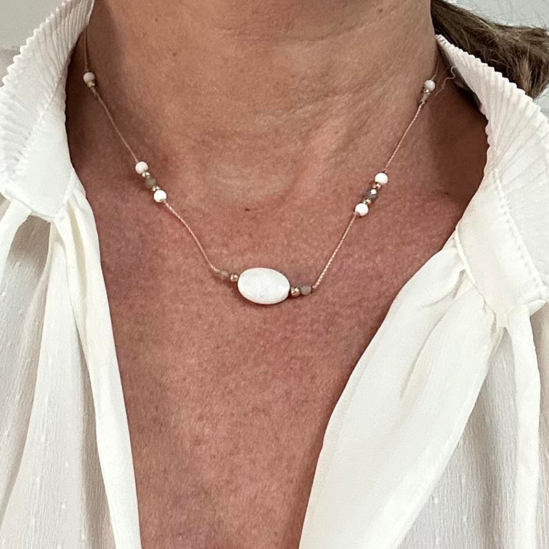 Collier cordon pierre ovale agate blanche