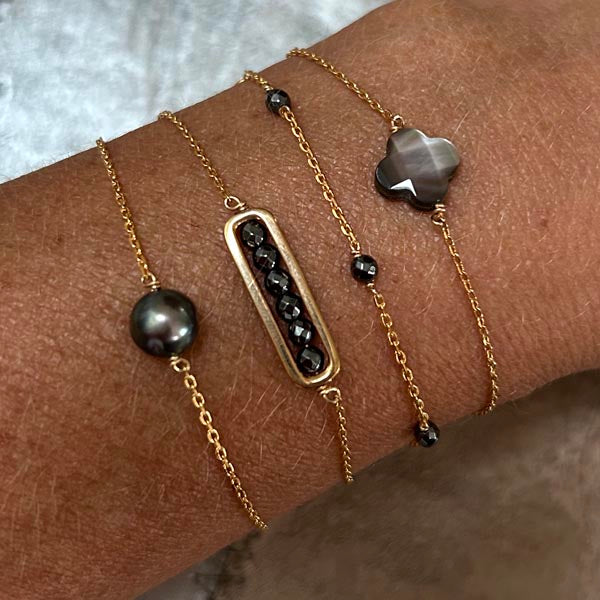 Gold-plated chain bracelet with small faceted gray mother-of-pearl cross