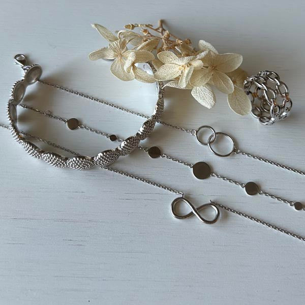 Silver chain necklace with 11 mini discs