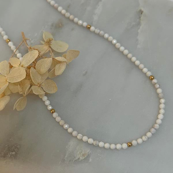 Collier plaqué or howlite blanche