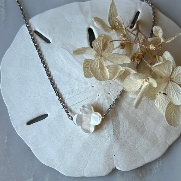 Silver chain necklace with faceted white mother-of-pearl cross