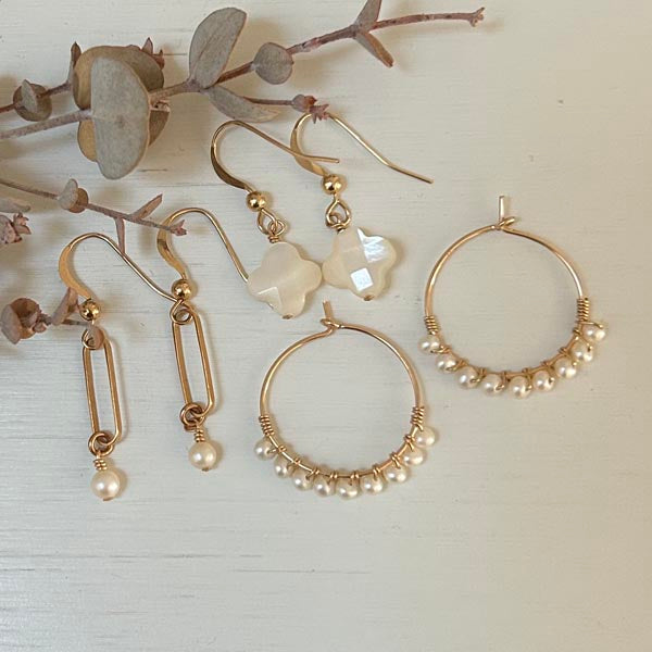 Gold plated earrings with white pearl links