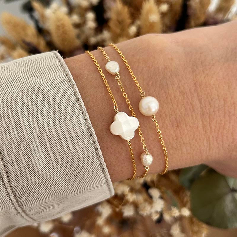 Bracelet chaine plaqué or 5 petites perles blanches baroques