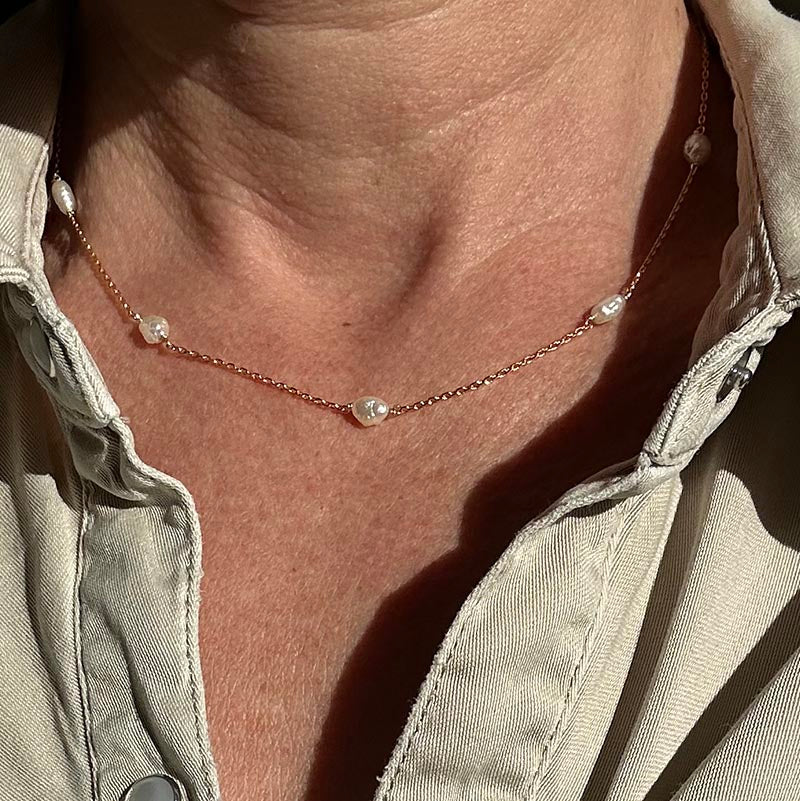 Collier chaine plaqué or 9 petites perles blanches ovales baroques