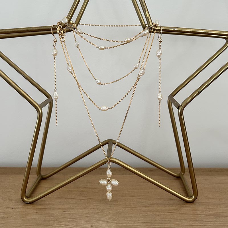 Collier chaine plaqué or petite croix perles d'eau douce blanches baroques