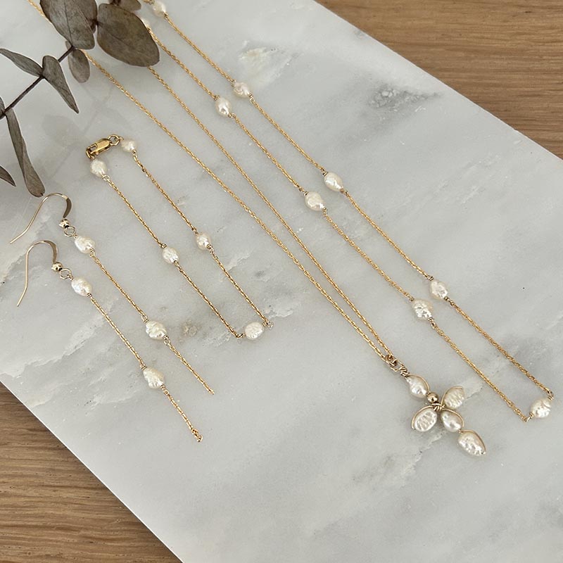 Collier chaine plaqué or petite croix perles d'eau douce blanches baroques