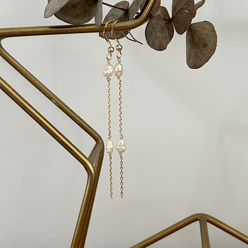 Boucles d'oreilles chaine plaqué or perles blanches baroques