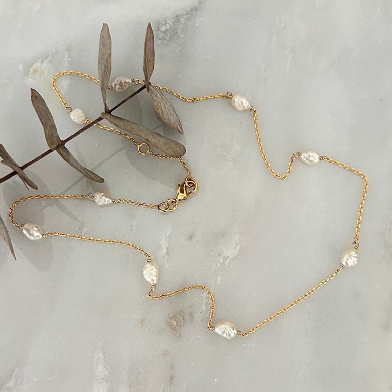 Collier chaine plaqué or 9 petites perles blanches ovales baroques