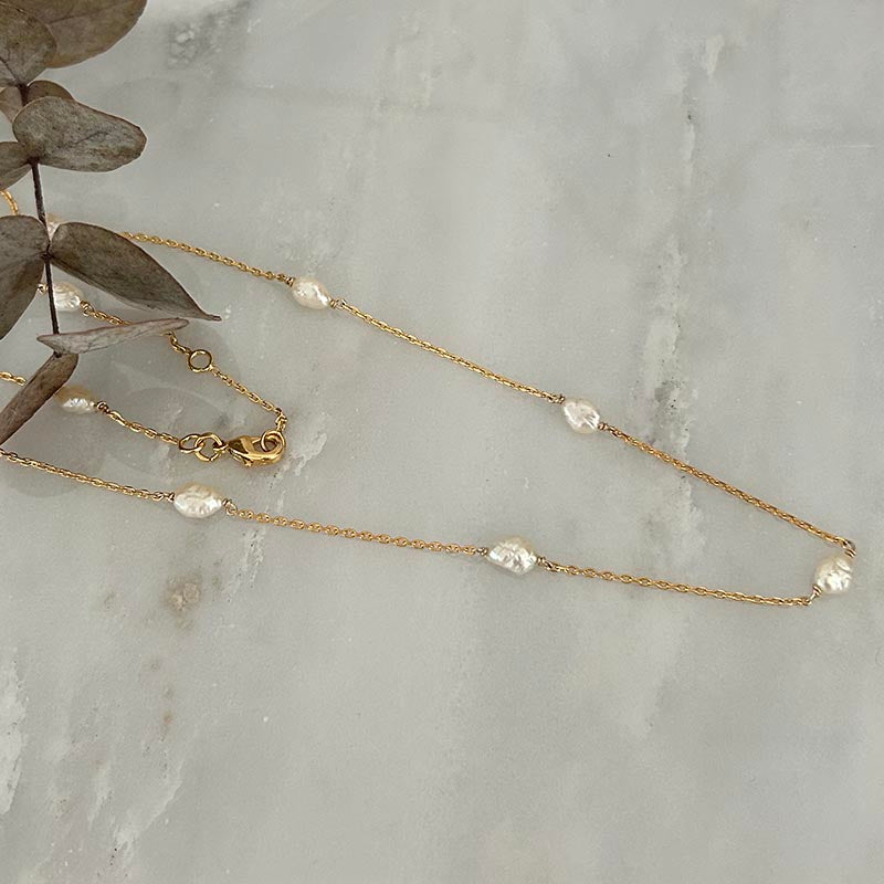 Collier chaine plaqué or 9 petites perles blanches ovales baroques