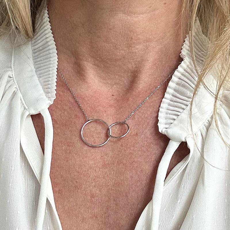 Silver chain necklace with 2 rings