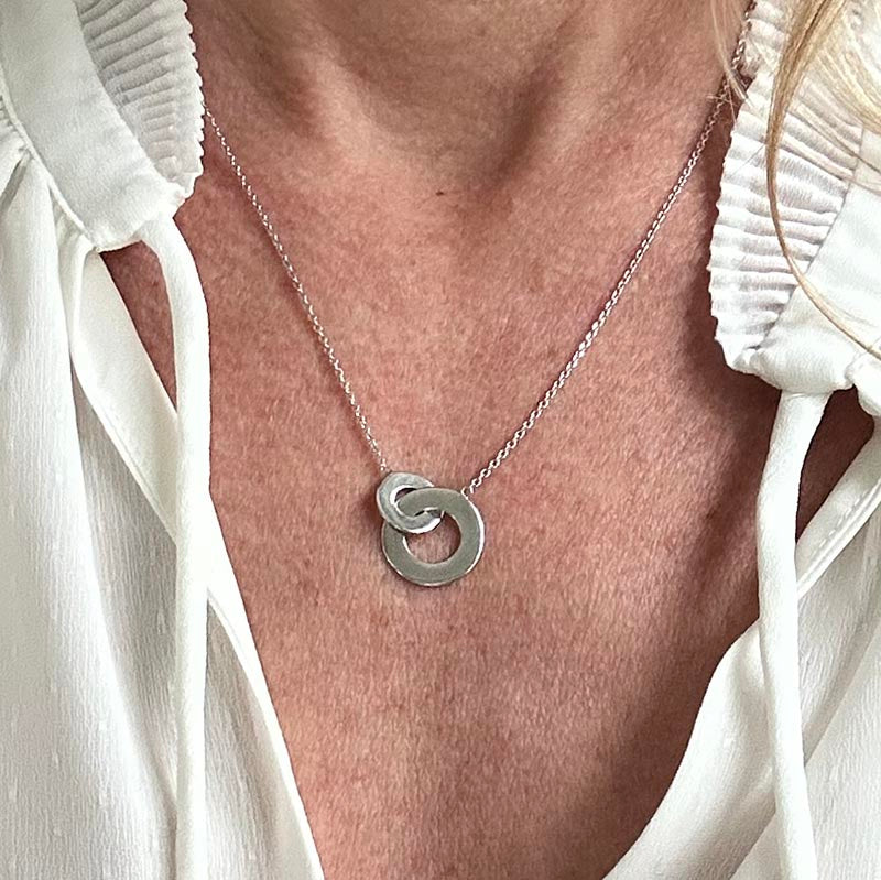 Silver chain necklace with 2 wide rings