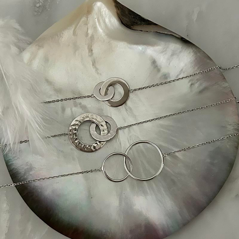 Silver chain necklace with 2 wide rings