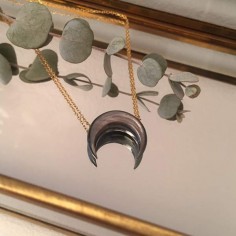Grey mother of pearl horn chain necklace gold plated