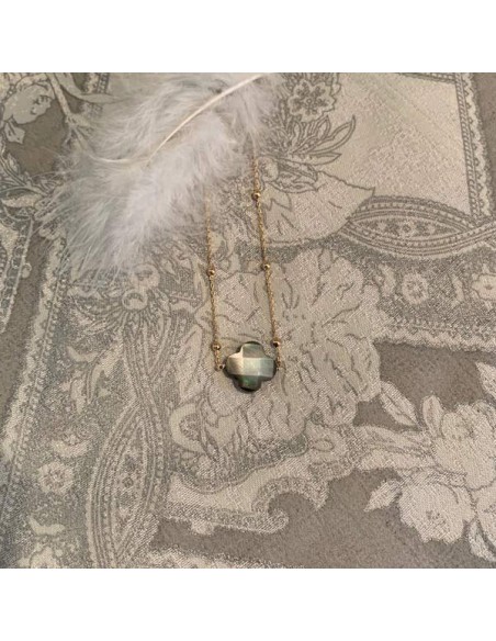 Collier chaine plaqué or mini perles croix nacre grise facettée     
