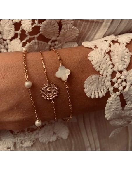 Bracelet chaine plaqué or 5 petites perles blanchess