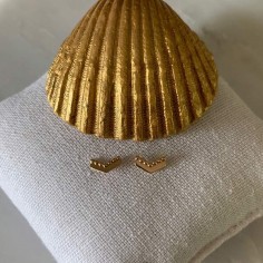 Gold plated small V earrings