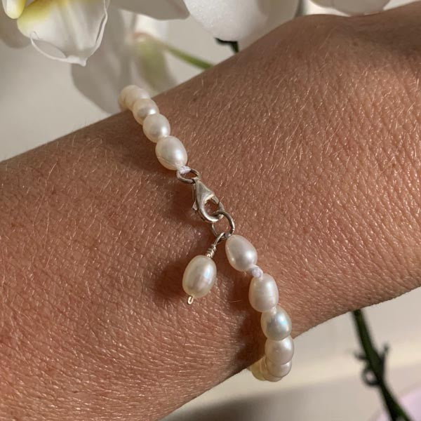 Silver bracelet with oval white pearls