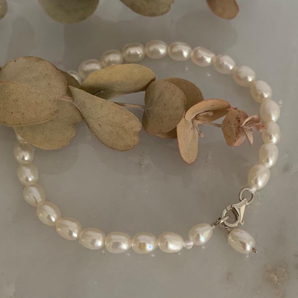 Silver bracelet with oval white pearls