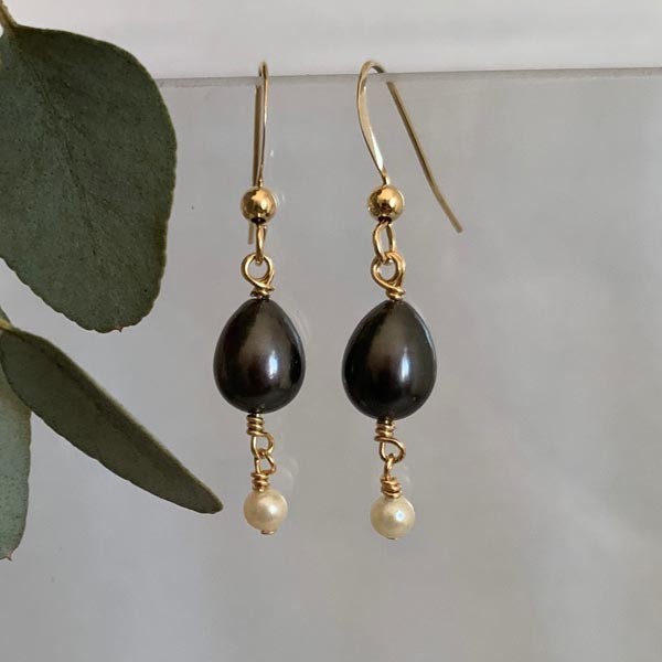 Gold plated black and white pearl earrings 