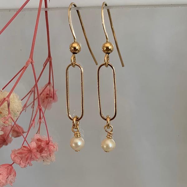 Gold plated earrings with white pearl links 