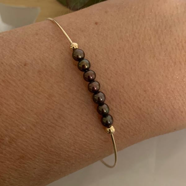 Fine gold filled bangle bracelet with 7 black pearls