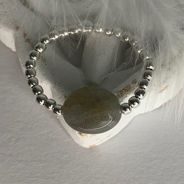 Mini silver labradorite oval pearl ring