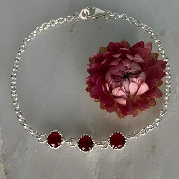 Silver chain bracelet with 3 garnets 