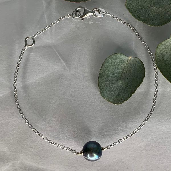 Silver chain bracelet with baroque gray pearl