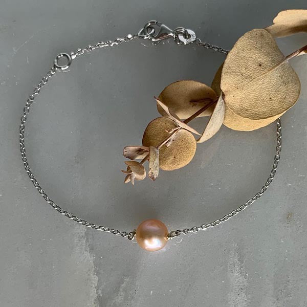 Silver chain bracelet with baroque pink pearl