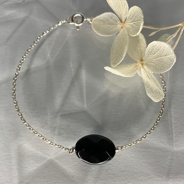 Silver chain bracelet with faceted oval onyx stone