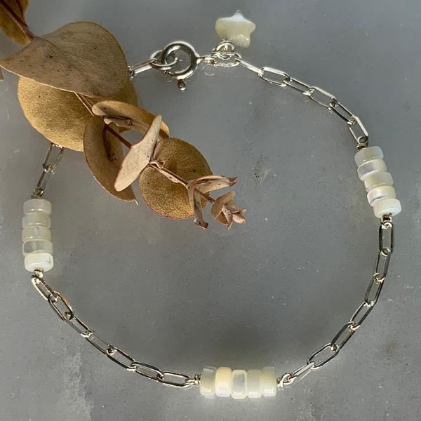 Silver chain bracelet with white mother-of-pearl rectangle