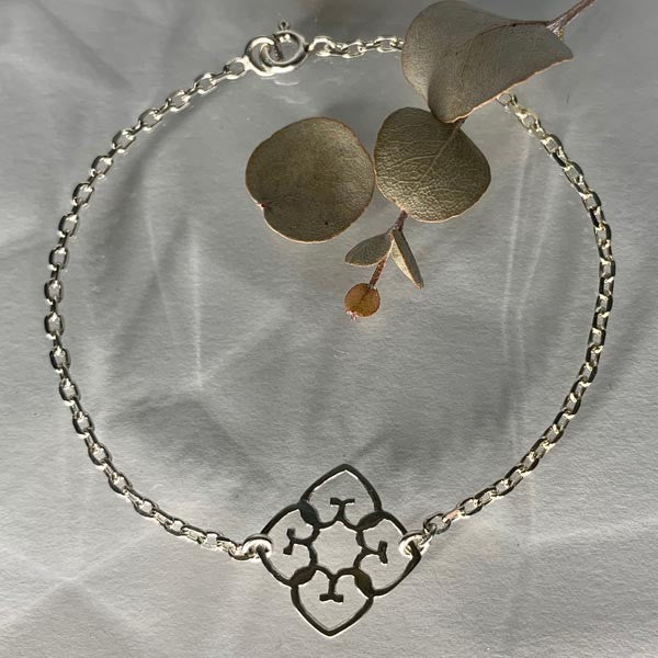 Silver chain bracelet with 4 mini hearts