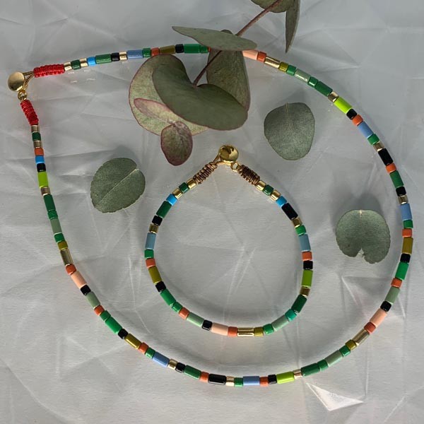 Fine necklace with green multi-colored beads 