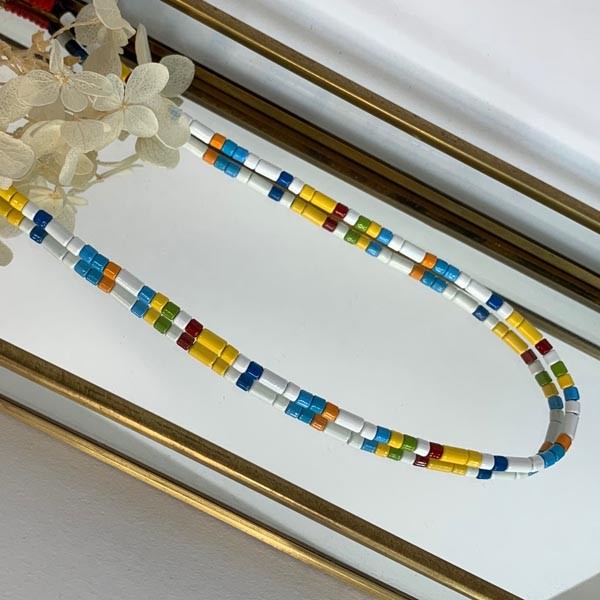 Fine necklace with white multi-colored beads 