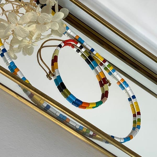 Fine necklace with white multi-colored beads 