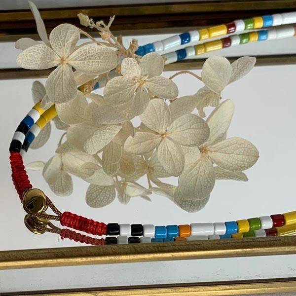 Fine necklace with white multi-colored beads 