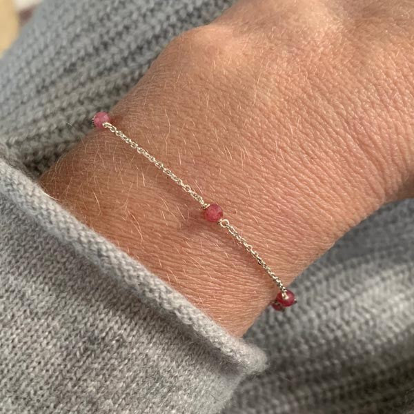 Silver chain bracelet with 6 small pink tourmalines