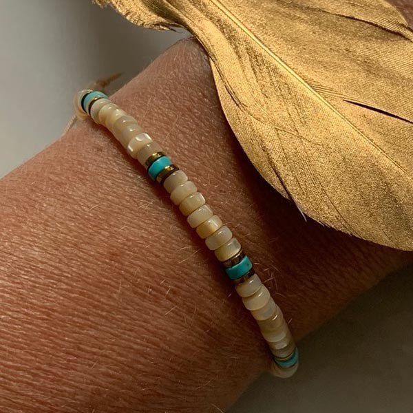 Beige and turquoise mother-of-pearl Heishi bracelet