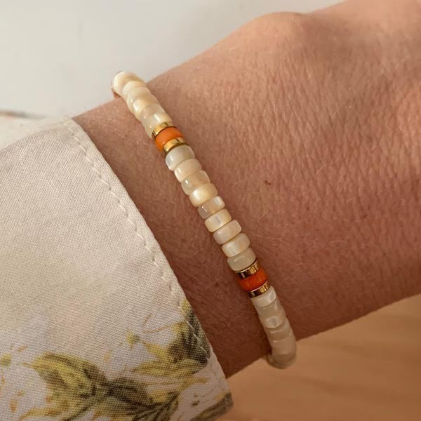 Beige mother-of-pearl and orange coral Heishi bracelet