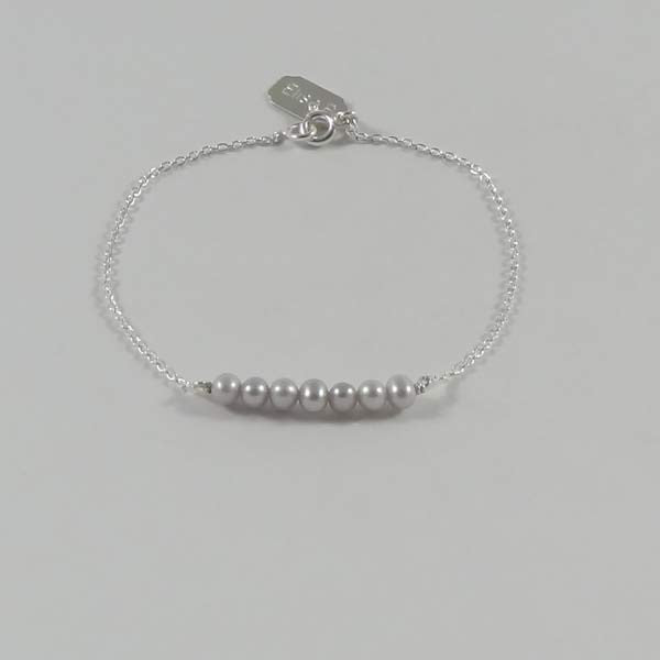 Silver chain bracelet with light gray freshwater pearl barrette