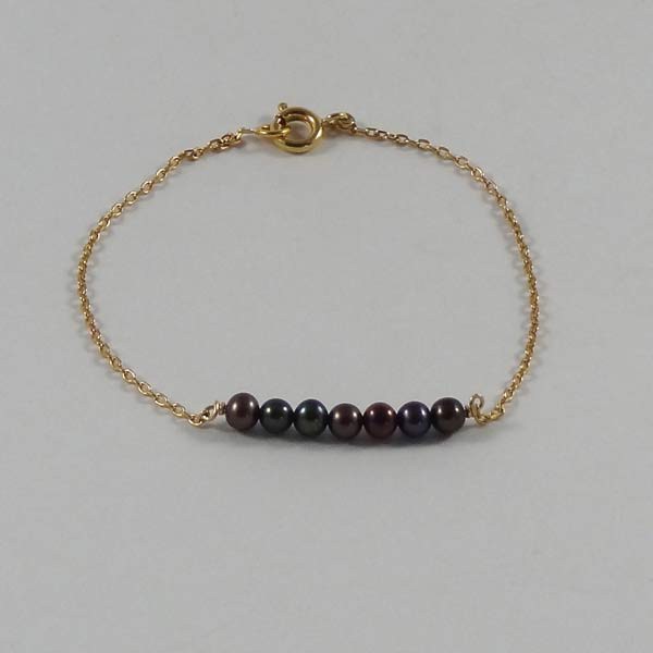 Gold plated chain bracelet with black freshwater pearl barrette