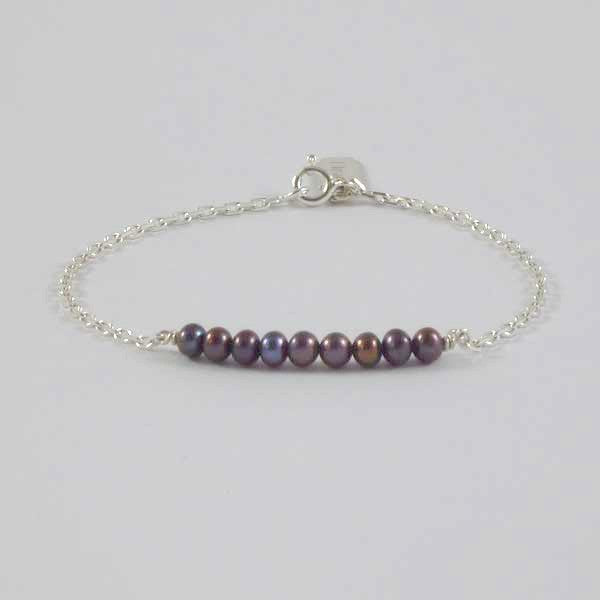 Silver chain bracelet with black freshwater pearl barrette