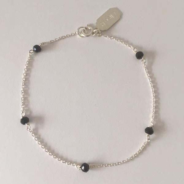 Silver chain bracelet with 5 small onyxes