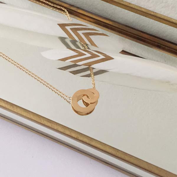 Gold plated chain necklace with 2 wide rings