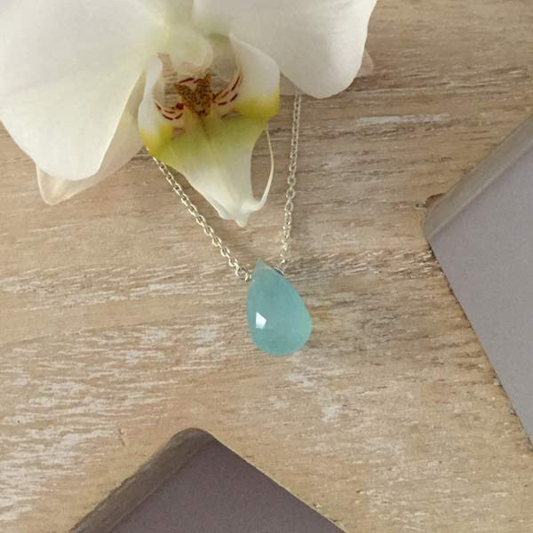 Collier chaine argent goutte calcédoine bleue facettée 