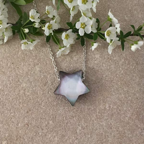 Medium silver chain necklace with gray mother-of-pearl star 