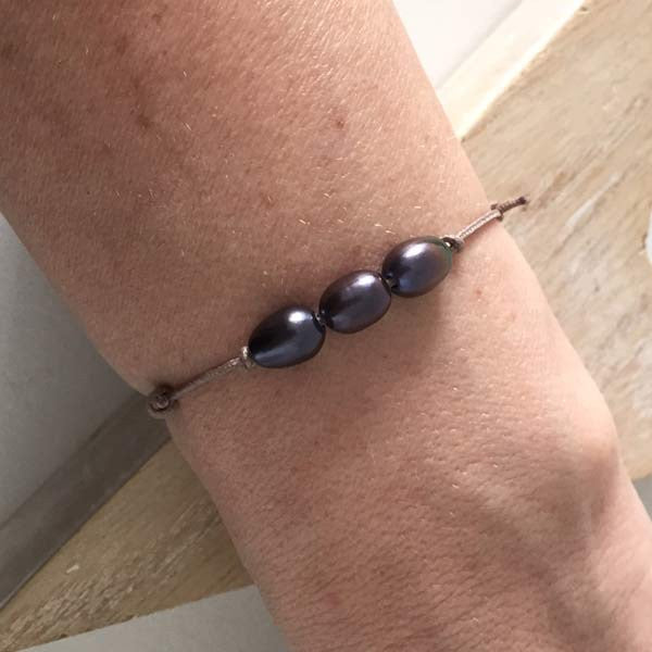 Bracelet cordon 3 Perles d'eau douce noires ovales