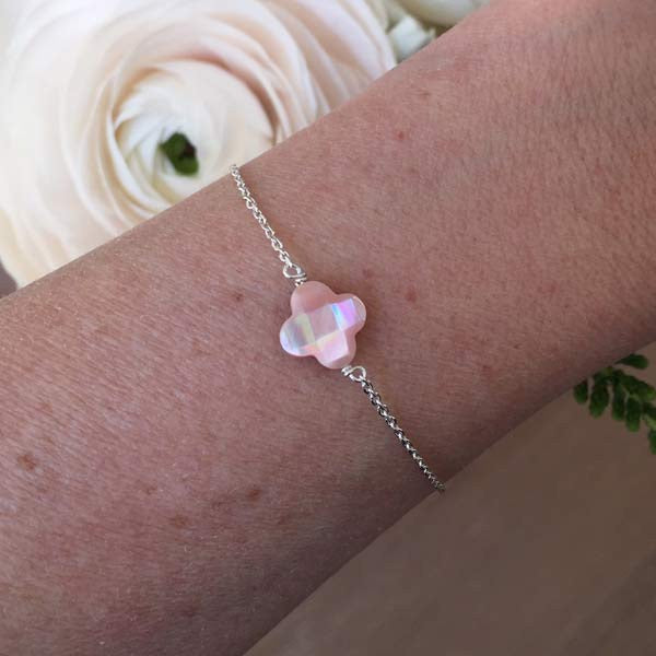 Bracelet chaine argent petite croix nacre rose facettée      