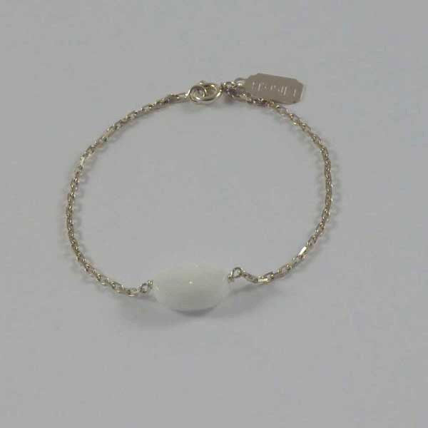 Silver chain bracelet with faceted oval white agate stone